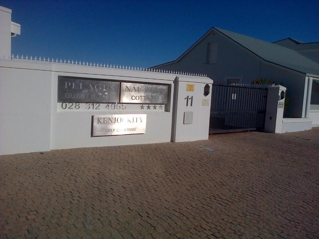 Kenjockity Self Catering Apartments Hermanus Exterior photo
